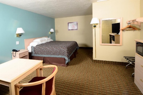 Days Inn by Wyndham Portland Central image 17