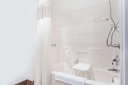 Days Inn by Wyndham Portland Central image 20