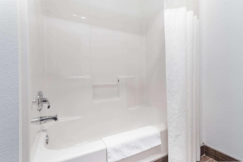 Days Inn by Wyndham Portland Central image 26