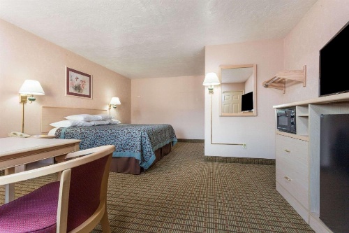 Days Inn by Wyndham Portland Central image 32