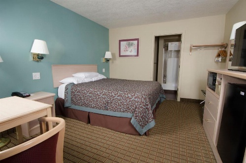 Days Inn by Wyndham Portland Central image 7