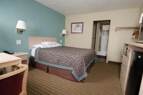 Days Inn by Wyndham Portland Central image 8